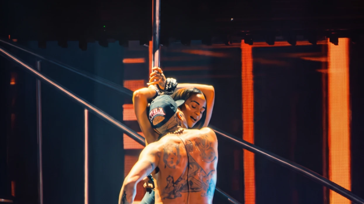 Chris Brown shkakton debat pas performancës intime me një fanse në skenë