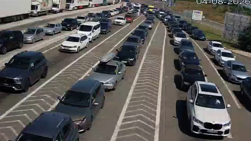 ne-tabanoc-pritet-30-minuta-per-hyrje-ne-vend-ndersa-ne-bogorodice-rreth-nje-ore-per-dalje