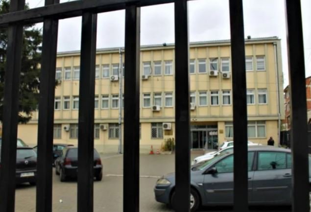 Merret vendim për dy zyrtarët që dyshohet se përvetësuan mbi 2000 euro nga pagesat e pacientëve në Prizren
