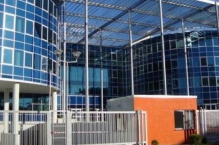 GJKKO rikthen censurë ndaj mediave, miraton rregulloren e re; gazetarët në seanca ‘me duar në xhepa’
