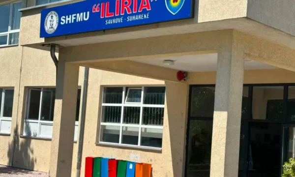 Hyjnë me forcë në shkollën e Suharekës, të dyshuarit dëmtojnë dollapet dhe marrin dy llaptopë