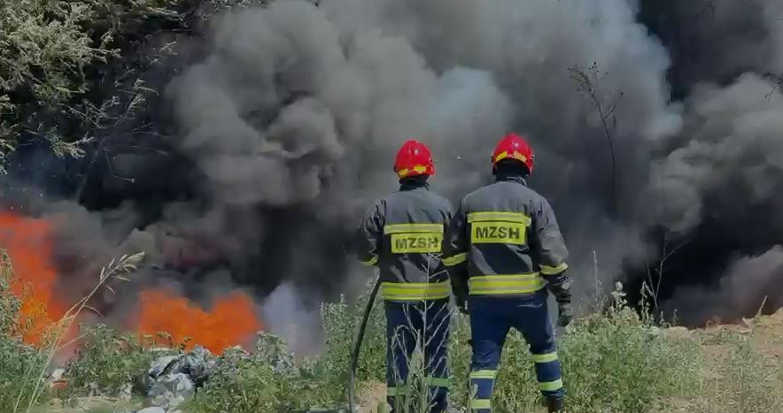 Situatë dramatike në Rriban të Mallakastrës/ Flakët marrin përmasa të mëdha, evakuohet një familje nga zona e rrezikut