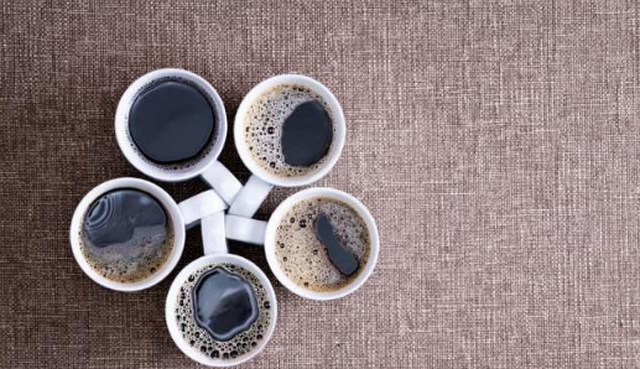Studimi i ri: Pirja e deri në 5 filxhanë kafe në ditë mund të jetë e sigurt për zemrën