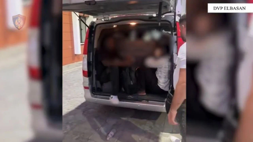 Tentuan të kalonin në Shqipëri 24 emigrantë të paligjshëm  arrestohen tre persona në aksin Librazhd Elbasan