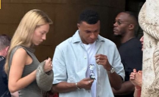 Mbappe me të dashurën shijojnë Barcelonën