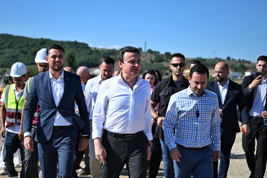 Kurti jep lajmin për urën e re në Mitrovicë  Punimet po ecin sipas planit