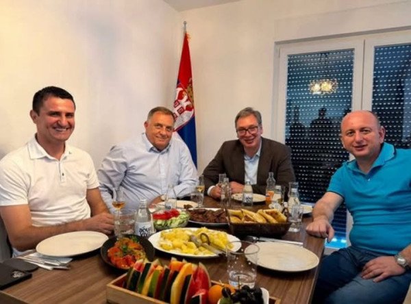 Vizita e Vuçiqit në Bosnje me polemika, diplomati serb: Politika e tij po e bën Serbinë faktor destabilizues