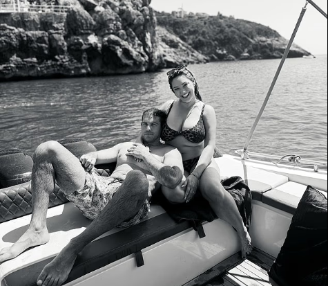 Kelly Brook pozon sensuale pranë bashkëshortit Jeremy Parisi
