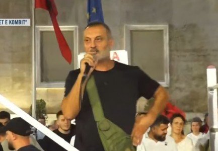 “Po shkatërroni meritokracinë në Polici!”- Krenar Ahmeti: Ndryshimet në ligj katapultojnë persona që zbatojnë urdhra politikë, jo ligjin! Në shtator do ta marrim situatën në dorë