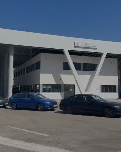 Tentoi të ndihmonte 6 shtetas për kalim të kufirit me këmbë drejt Greqisë / Kapet në flagrancë 19-vjeçari