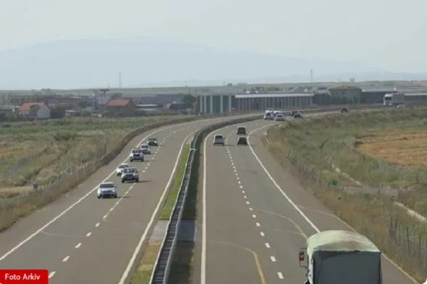 Të enjten kufizohet qarkullimi i kamionëve mbi 20 tonë në autoudhë