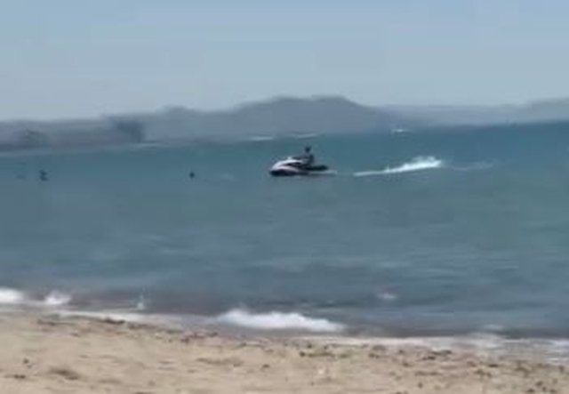 Jet Ski mes pushuesve në Zvërnec, rrezikoi jetën e të tjerëve. Policia e bllokon dhe i vendos gjobën e 