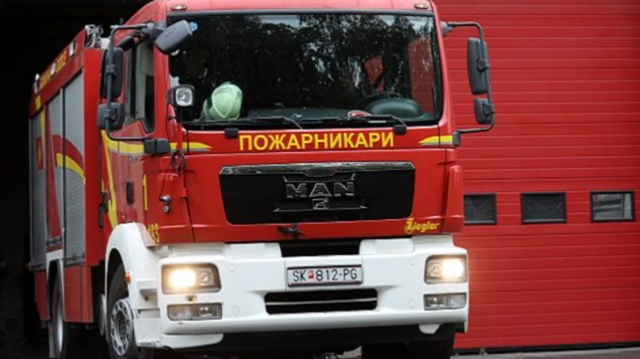 Digjet një banesë në Gostivar, tre persona, mes tyre dy policë, përfundojnë në urgjencë