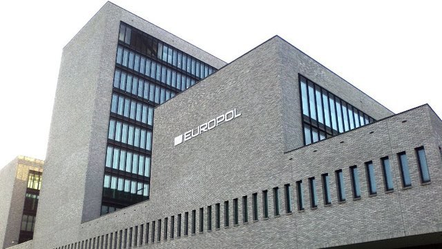 Europol arreston tre persona në Serbi dhe Gjermani: Rrjet i dyshuar i kontrabandës së emigrantëve