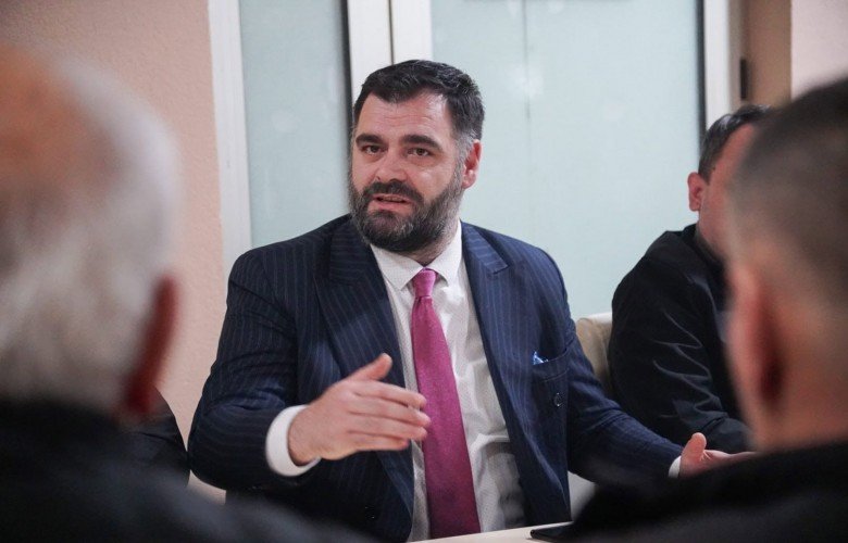 Demo Berisha kërcënon Ragmi Mustafin me padi, pas përplasjes në Facebook