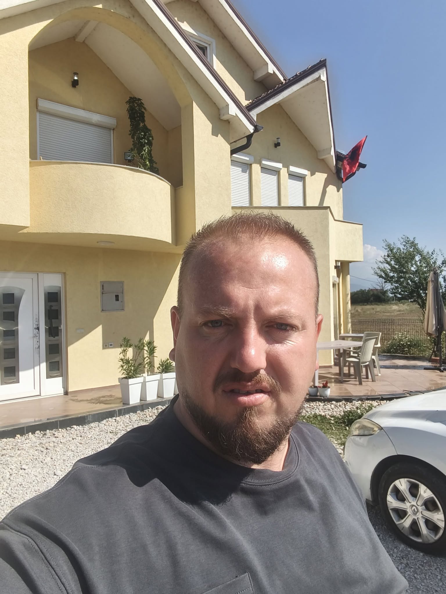 Ra pre e hajnave, i morën ari, argjend e afro 8 mijë euro, qytetari bën ftesën: Kthehuni të merrni preminë kryesore
