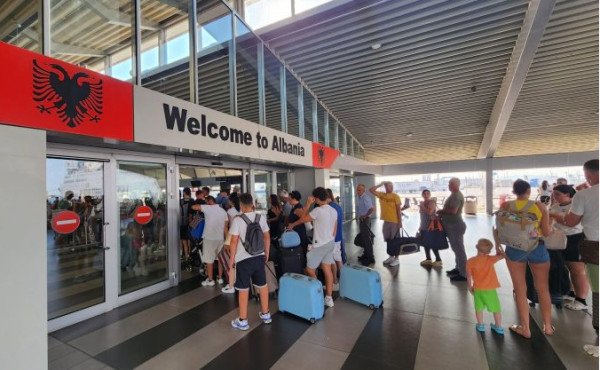 ​Porti i Durrësit, mbi 349 mijë pasagjerë udhëtuan në janar-korrik