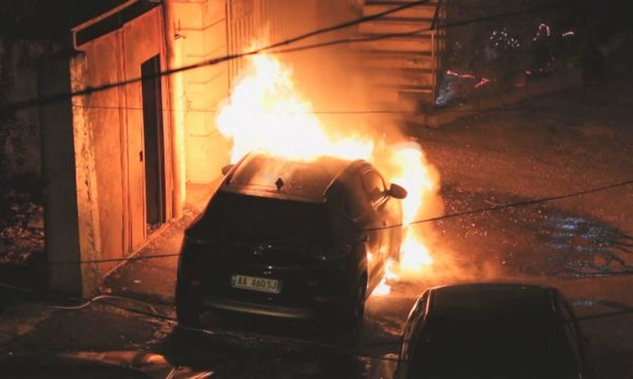 Shpërthim në Tiranë, digjet një veturë