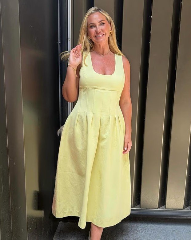Josie Gibson krenare për transformimin pas operacionit prej 7 mijë paundësh, shfaqet me fustan pa mëngë
