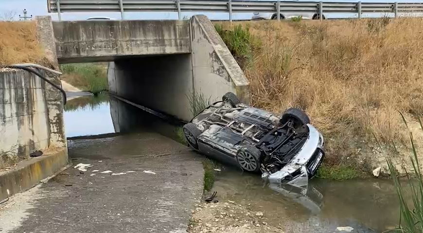 Aksident në aksin Fier-Lushnjë. “Audi” del nga rruga dhe përfundon në nënkalim, plagoset drejtuesi