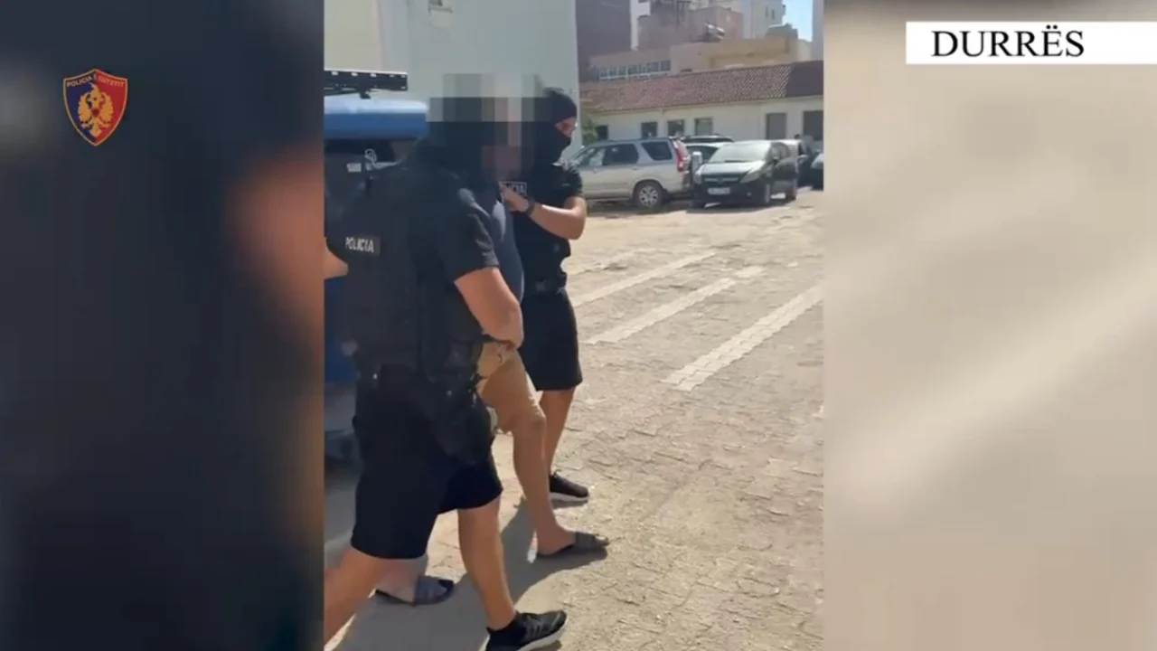 Nuk u ekstradua, por u deportua nga SHBA, si u kthye në Shqipëri Sokol Hoxha pas 30 viteve arrati, autor i tre vrasjeve