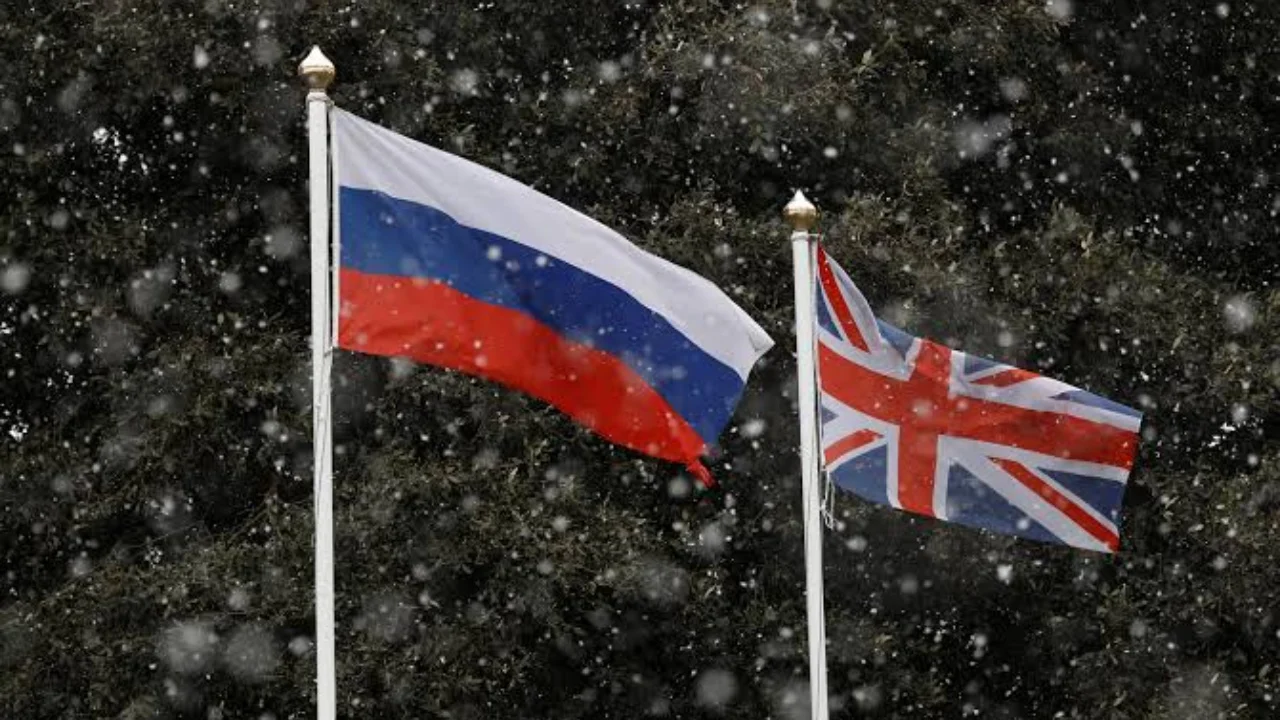 Britania ‘godet’ Rusinë me sanksione të reja, në shënjestër 6 banka dhe cisternat e naftës së Moskës