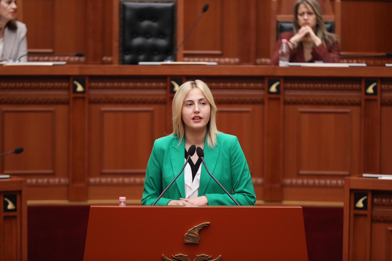 “Skandal në Sarandë”, Ina Zhupa: Oborri i gjimnazit “Hasan Tahsinit” do kthehet në parking publik. Hiqni dorë nga ky projekt!
