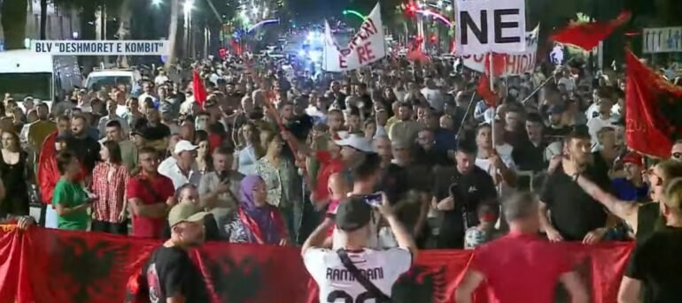 68 ditë protesta masive, qytetarët nuk tërhiqen! Protestuesit mbyllin fjalimet para Kryeministrisë, marshojnë drejt Korpusit: Ju erdhi fundi! Revolucion!