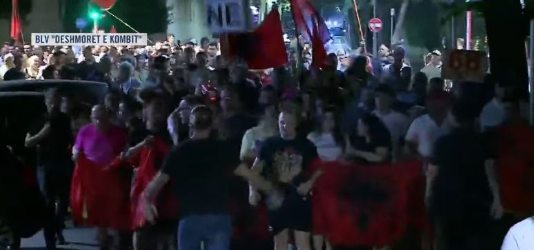 “Ndryshim sistemi”- Qytetarët marshojnë rrugëve të Tiranës: Jepe dorëheqjen! Rama në burg, Berisha në burg!