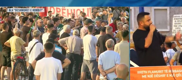 Aktivisti thirrje shqiptarëve: Dilni në protestë! Do ta vendosë sovrani me votën e lirë drejtimin e vendit