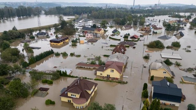 Austri, reshjet e dendura shkaktojnë përmbytje dhe bllokojnë rrugë