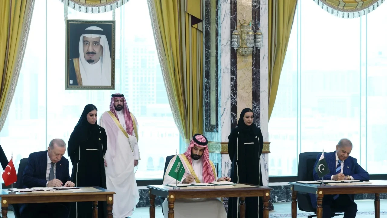 Arabia Saudite, Turqia dhe Pakistani firmosin pakt mbrojtjeje, sulmi ndaj njërit konsiderohet sulm ndaj të gjithëve