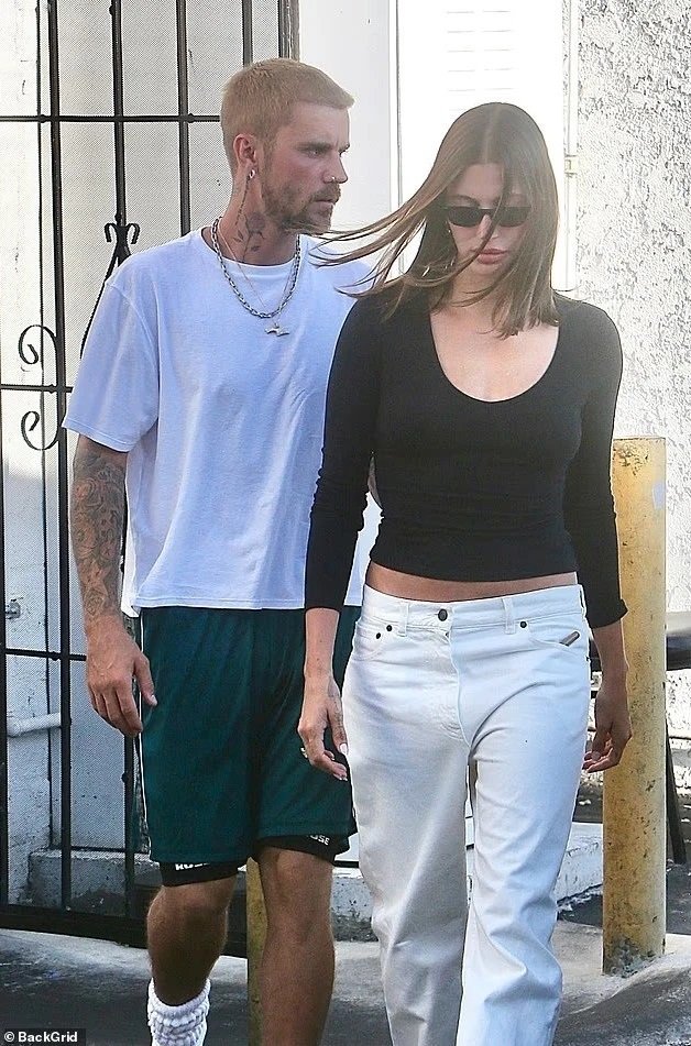 Hailey Bieber shkëlqen në West Hollywood gjatë një mbrëmjeje me Justin Bieber