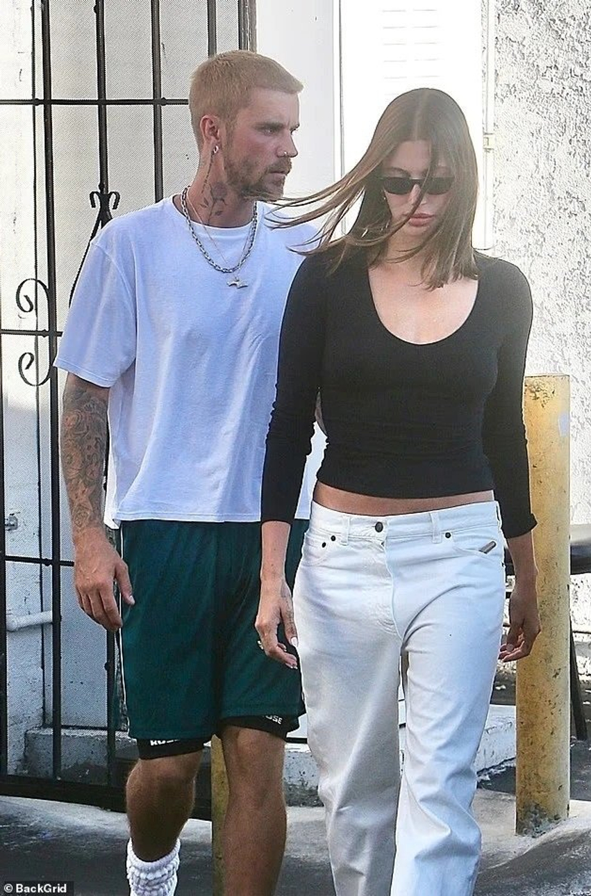 Hailey Bieber shkëlqen në West Hollywood gjatë një mbrëmjeje me Justin Bieber