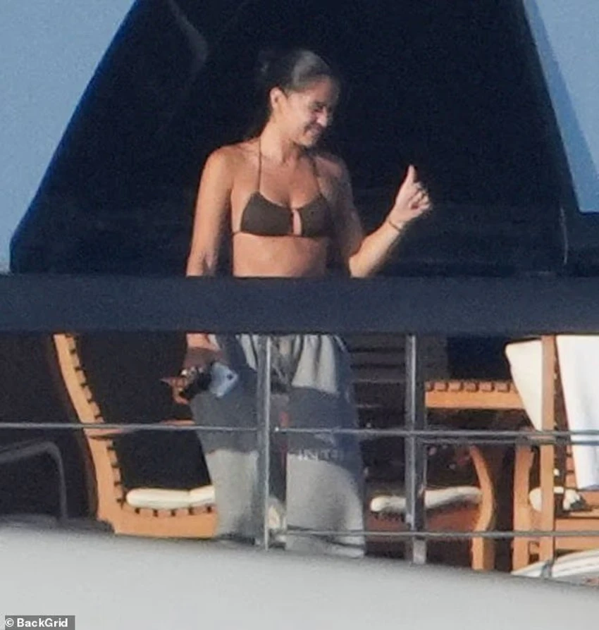 Victoria Beckham dhe e dashura e Romeos shfaqin stilin në jahtin luksoz 2 Image