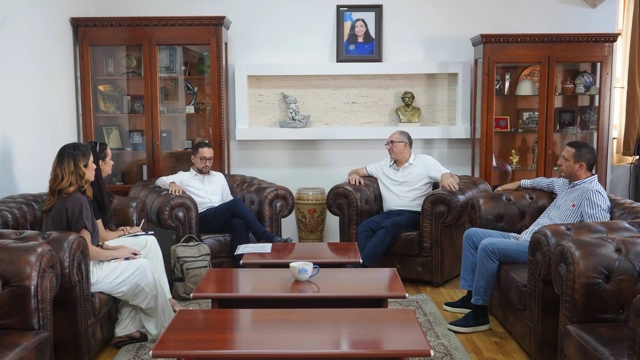 Prizreni forcon mbështetjen për fëmijët në rrezik, Totaj nënshkruan marrëveshje me “Terre des hommes”