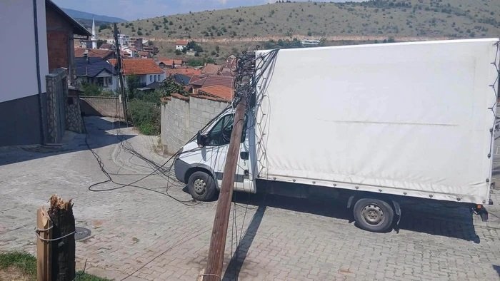 Shtylla elektrike bie në mes të rrugës në Zhur, rrezikohen banorët