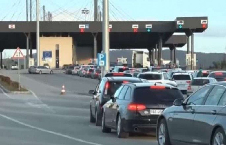 Pritje deri në 60 minuta në Dheu i Bardhë, 40 minuta në Merdarë