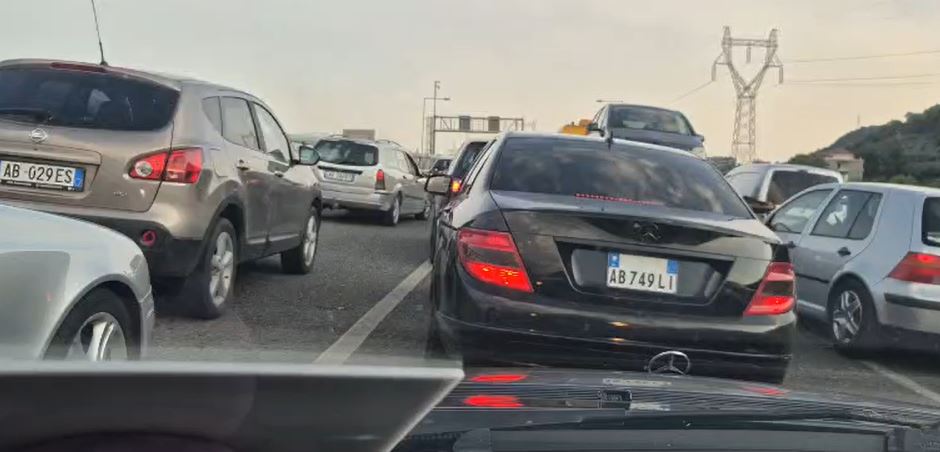 Trafik i rënduar në Elbasan, fluksi i emigrantëve në gusht dhe lëvizjet drejt juglindjes vështirësojnë qarkullimin