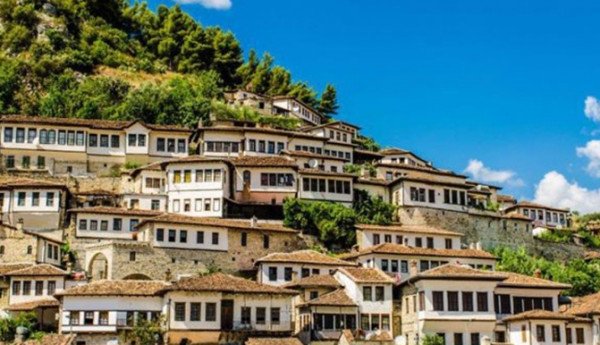 ​“Logos Press”: Shqipëria shënon rritje rekord të kërkesës për akomodime turistike në Ballkan