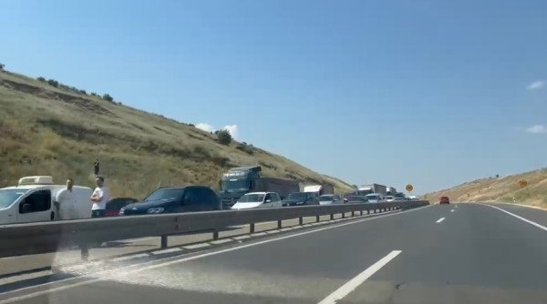 ​Edhe sot kufizohet qarkullimi i kamionëve mbi 20 tonë në autoudhë