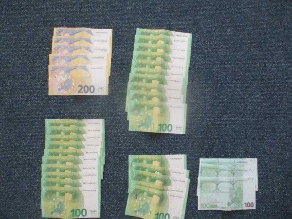 Familja gjakovare e kthen zarfin me 3.800 euro, paratë i dorëzohen qytetarit që i humbi