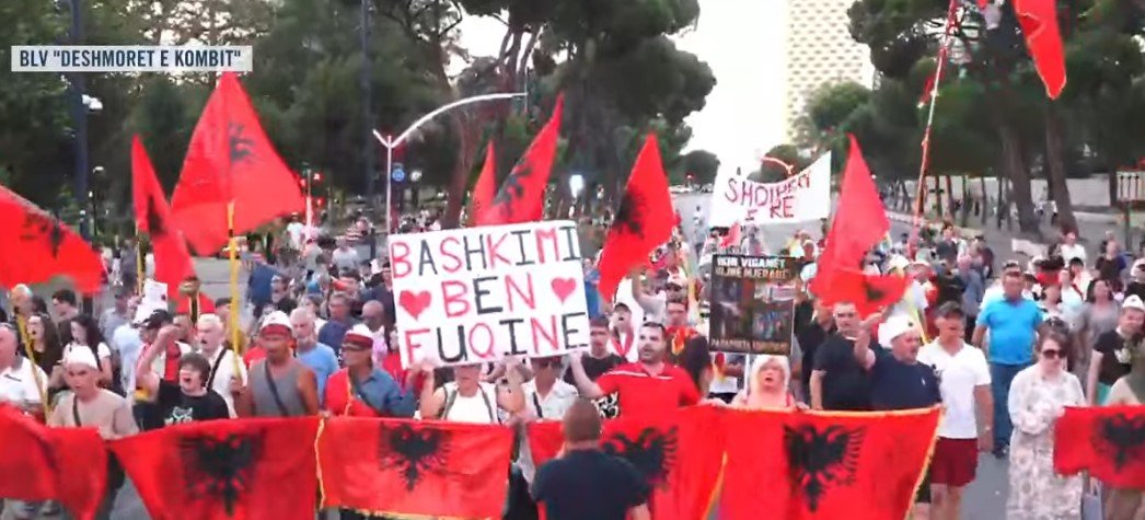 Protestuesit marshojnë nga Sheshi Skënderbej drejt Kryeministrisë në ditën e 69-të të qëndresës