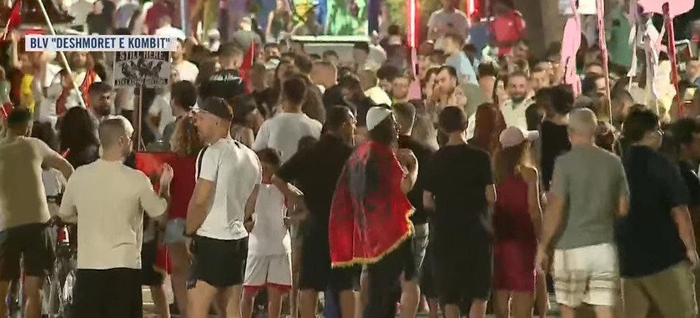  Rezistenca për largimin e Edi Ramës dhe qeverisë, qytetarët marshojnë nëpër Tiranë