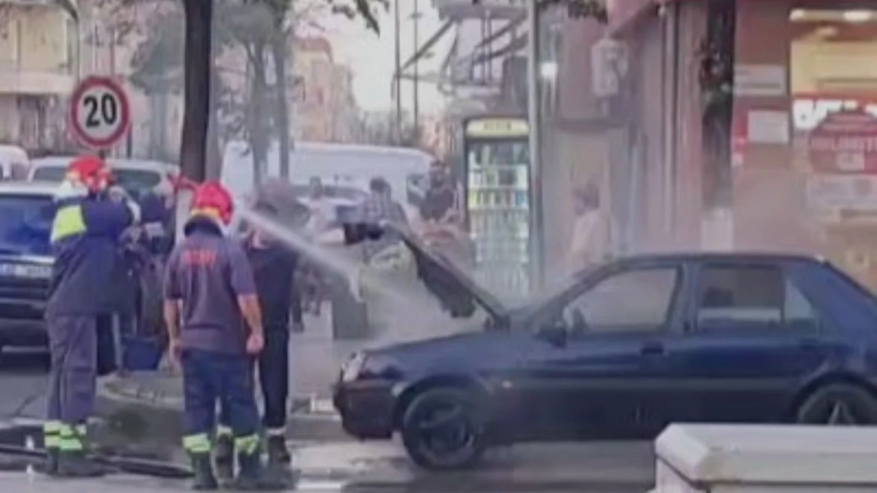 Merr flakë një automjet në lagjen “Apollonia” në Fier, shkak i zjarrit dyshohet një defekt në impiantin e gazit