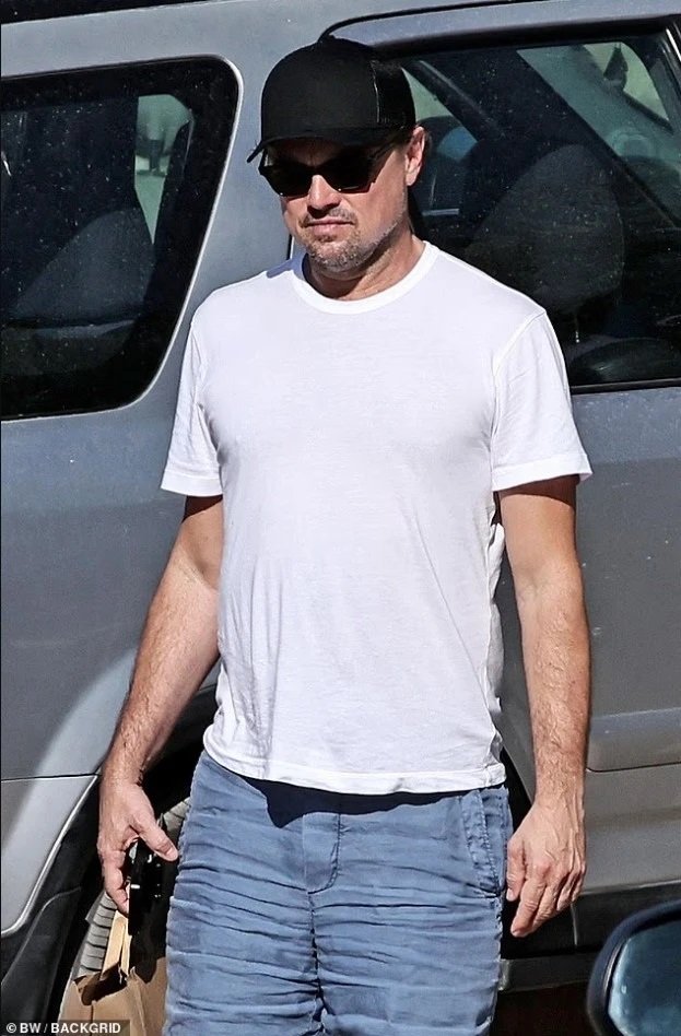 Leonardo DiCaprio tërheq vëmendjen me pamjen e tij të re gjatë pushimeve në Ibiza