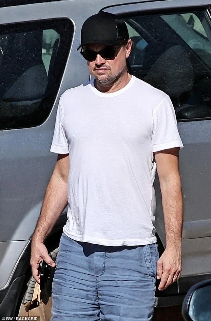 Leonardo DiCaprio tërheq vëmendjen me pamjen e tij të re gjatë pushimeve në Ibiza