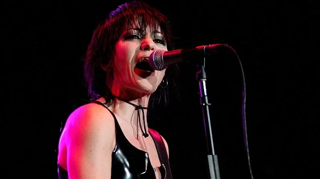 Joan Jett anuloi dy koncerte pas operacionit, muzikantja duhet t'i përkushtohet fizioterapisë