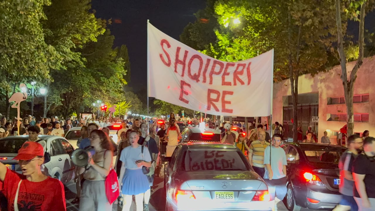 Shqiptarët në protestë për 69-të ditë, mbyllet marshimi! Qytetarët rikthehen poshtë zyrës së Ramës: Jep dorëheqjen!