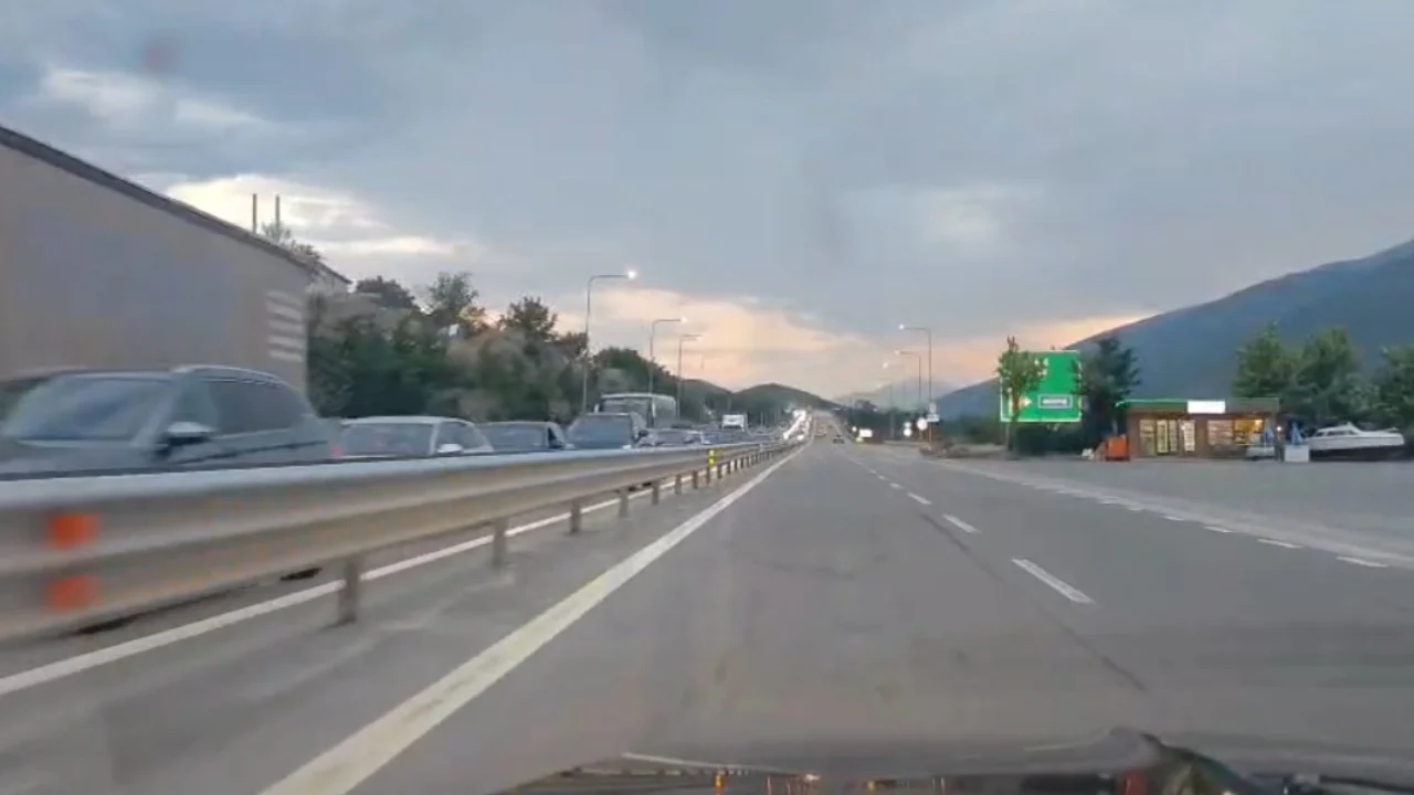 Radhë kilometrike në Pikën Kufitare të Morinit, fluks lëvizjesh për të hyrë në territorin e Kosovës
